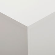 Nahaufnahme der oberen Ecke eines weißen Sideboards, Perspektive von oben.