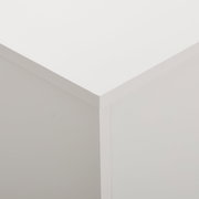 Nahaufnahme der oberen Ecke eines weißen Sideboards, Perspektive von oben.