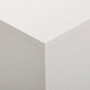 Nahaufnahme der oberen Ecke eines weißen Sideboards, Perspektive von oben.