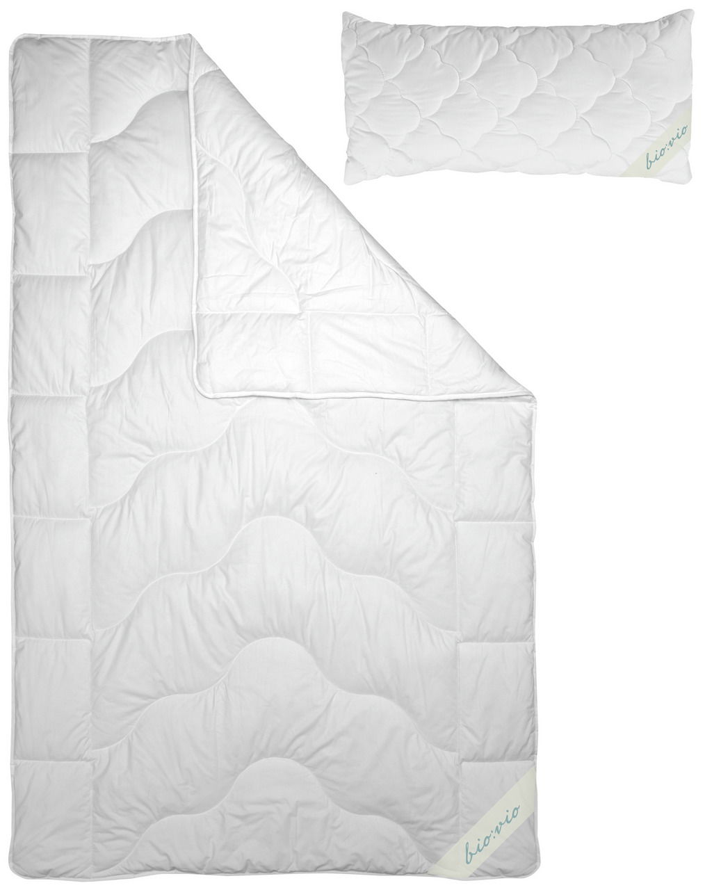 Weiße Decke und Kissen-Set aus der Vogelperspektive, mit wellenförmigem Steppmuster und 'bionio' Schriftzug in der Ecke.