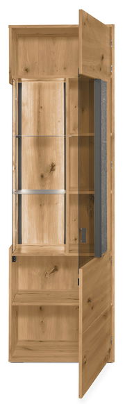 Holzvitrine mit Glastür, teilweise geöffnet, aus hellem Holz mit natürlicher Maserung, seitliche Perspektive.