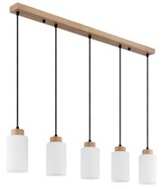 Moderne 5-flammige Pendelleuchte mit rechteckigem Baldachin aus hellem Holz, fünf schwarzen Textilkabeln und zylindrischen opalweißen Glasschirmen mit Holzakzent, Ansicht schräg von unten