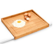 Holz-Back- und Tranchierbrett 50x40cm mit Mehl und Eiern, aus seitlicher Perspektive fotografiert.