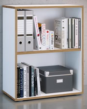 Modernes, zweitüriges Bücherregal mit weißem Korpus und Holzrahmen, gefüllt mit Ordnern und Büchern sowie einer schwarzen Aufbewahrungsbox; Ansicht schräg von vorne links.