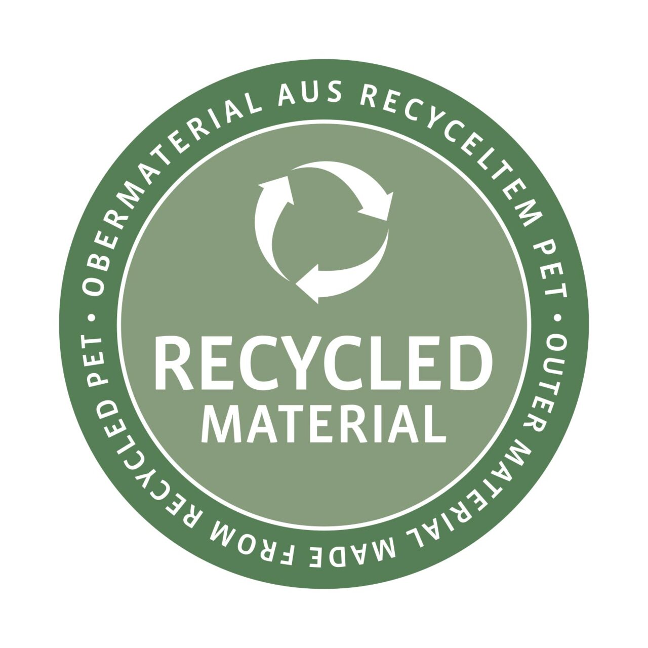 Grünes Siegel mit der Aufschrift 'Recycled Material', das auf die Verwendung von recyceltem PET im Obermaterial hinweist. Draufsicht auf das Siegel.