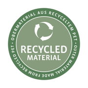 Grünes Siegel mit der Aufschrift 'Recycled Material', das auf die Verwendung von recyceltem PET im Obermaterial hinweist. Draufsicht auf das Siegel.