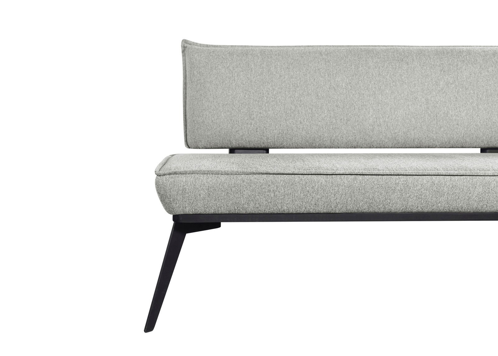 Seitenansicht einer modernen, grauen Bank mit schwarzem Metallgestell und gepolsterter Rückenlehne.
