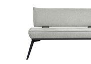 Seitenansicht einer modernen, grauen Bank mit schwarzem Metallgestell und gepolsterter Rückenlehne.