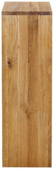 Massiver Holzblock/Hocker aus hellem Eichenholz mit sichtbarer Maserung und Aststellen, freigestellt auf weißem Hintergrund, Frontansicht leicht von oben