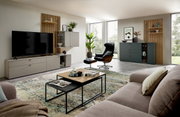 Modernes Sideboard Venjakob VANYA in einem stilvollen Wohnzimmer, seitliche Perspektive