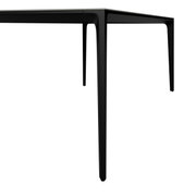 Moderne zwarte tuintafel vanuit zijaanzicht