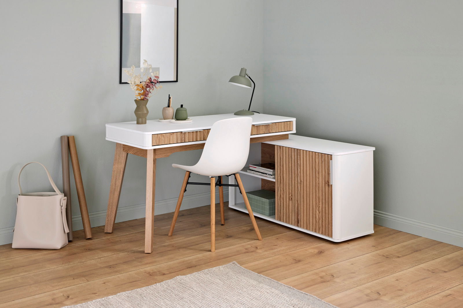 Novel Eck-Schreibtisch mit Anbau WAVE Moderner Eck-Schreibtisch mit Anbau in hellem Holz und Weiß, mit passendem Stuhl, aus seitlicher Perspektive fotografiert.