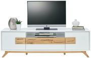 Frontale Ansicht eines modernen TV-Lowboards in Weiß mit Holzdetails, dekoriert mit Pflanzen und Büchern, und einem Fernseher darauf.