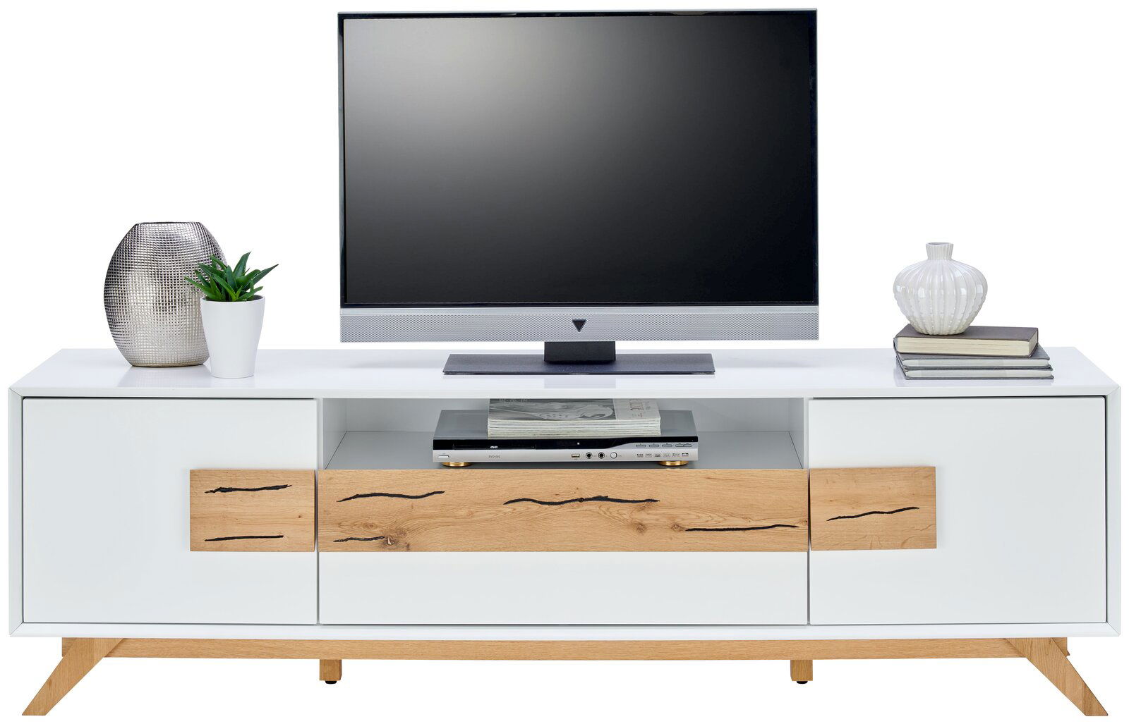 Frontale Ansicht eines modernen TV-Lowboards in Weiß mit Holzdetails, dekoriert mit Pflanzen und Büchern, und einem Fernseher darauf.