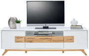 Frontale Ansicht eines modernen TV-Lowboards in Weiß mit Holzdetails, dekoriert mit Pflanzen und Büchern, und einem Fernseher darauf.