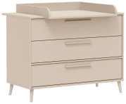 Beige Wickelkommode mit drei Schubladen, abgerundeten Seitenteilen und schrägen Holzfüßen, in frontaler leicht schräger Ansicht von links.