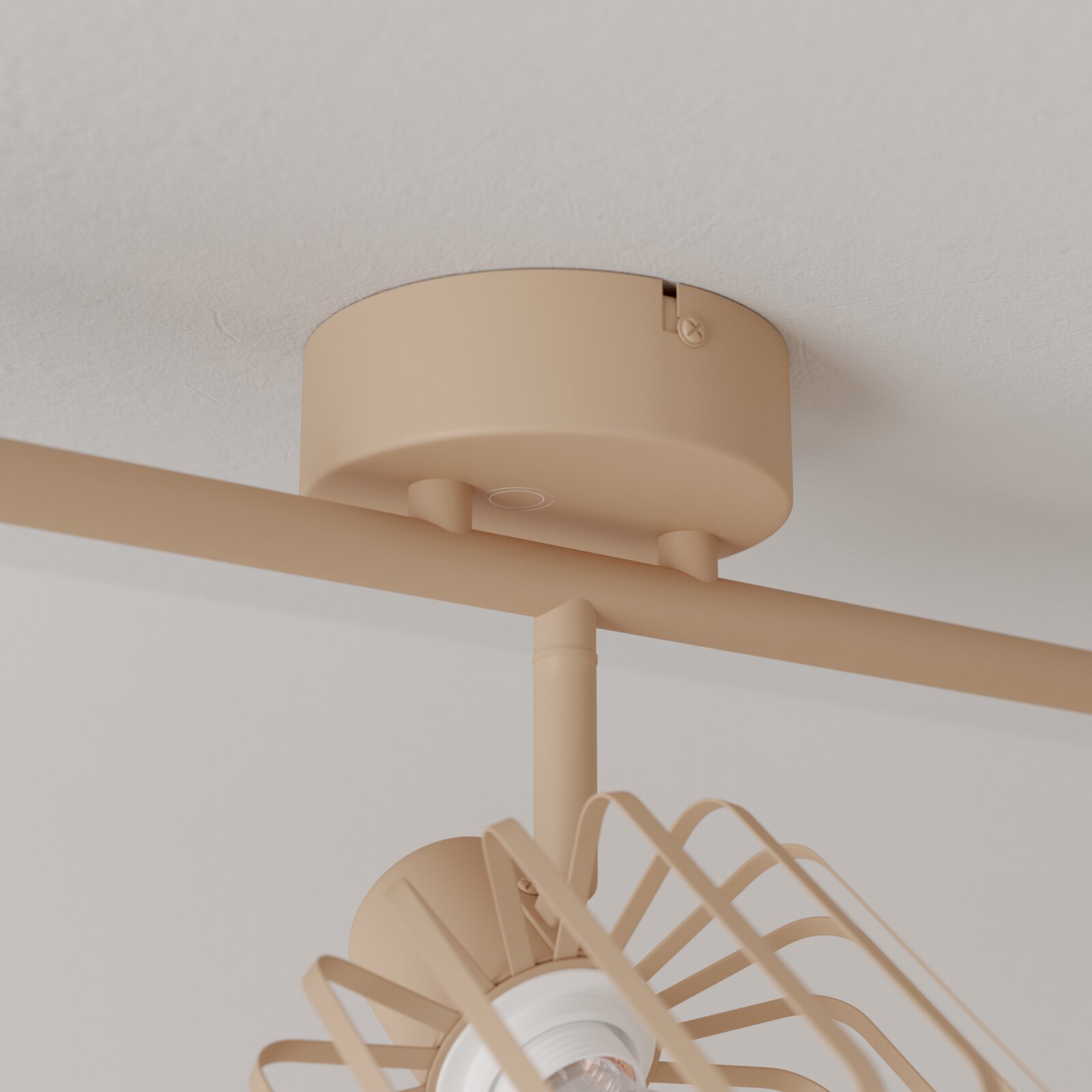 Beige Deckenleuchte mit Schienen-/Stangenmontage und Drahtkäfig-Lampenschirm, Ansicht von unten schräg nach oben zur Decke