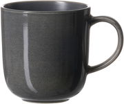 Grauer Becher mit Henkel, seitliche Perspektive