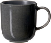 Grauer Becher mit Henkel, seitliche Perspektive