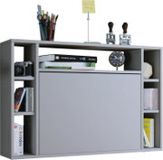 Graues Regal-/Sideboard-Element mit zentraler Schiebetür und offenen Fächern, dekoriert mit Büchern, Kamera, Stiftebecher und Uhr; Ansicht schräg von vorn leicht von oben