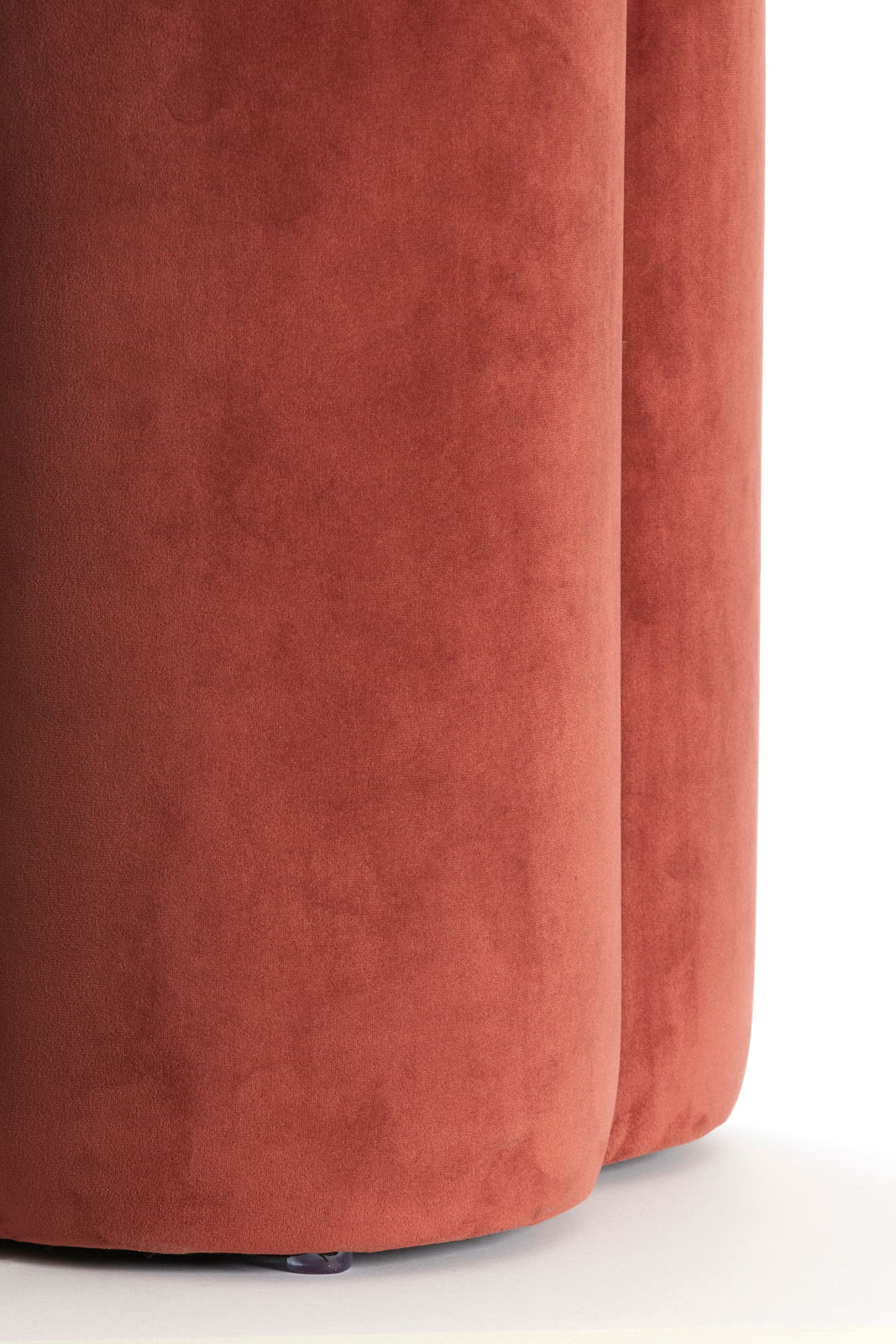 Nahaufnahme eines roten Sitzpuffs mit weicher Textur, seitliche Perspektive