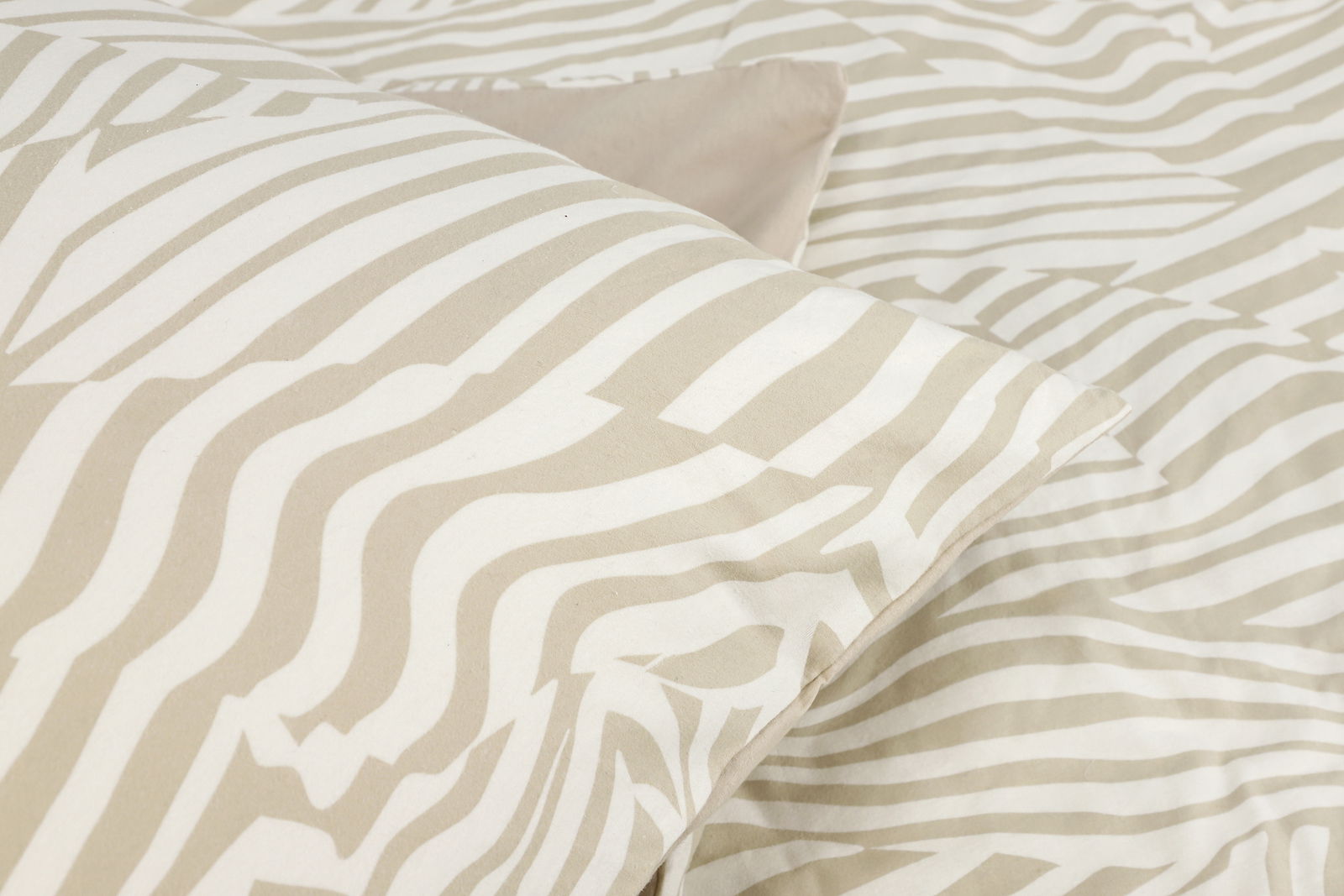 Esprit Bettwäsche E-SALO Nahaufnahme einer Bettwäsche mit beige-weißem Zickzackmuster, perspektivisch von oben fotografiert.