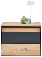 Moderner Nachttisch mit Holz- und Dunkelgrau-Elementen, dekoriert mit einer weißen Lampe und zwei Glasvasen, Frontalansicht.