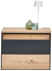 Moderner Nachttisch mit Holz- und Dunkelgrau-Elementen, dekoriert mit einer weißen Lampe und zwei Glasvasen, Frontalansicht.