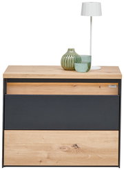 Moderner Nachttisch mit Holz- und Dunkelgrau-Elementen, dekoriert mit einer weißen Lampe und zwei Glasvasen, Frontalansicht.