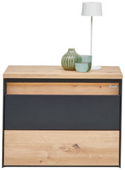 Moderner Nachttisch mit Holz- und Dunkelgrau-Elementen, dekoriert mit einer weißen Lampe und zwei Glasvasen, Frontalansicht.