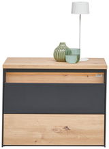 Moderner Nachttisch mit Holz- und Dunkelgrau-Elementen, dekoriert mit einer weißen Lampe und zwei Glasvasen, Frontalansicht.