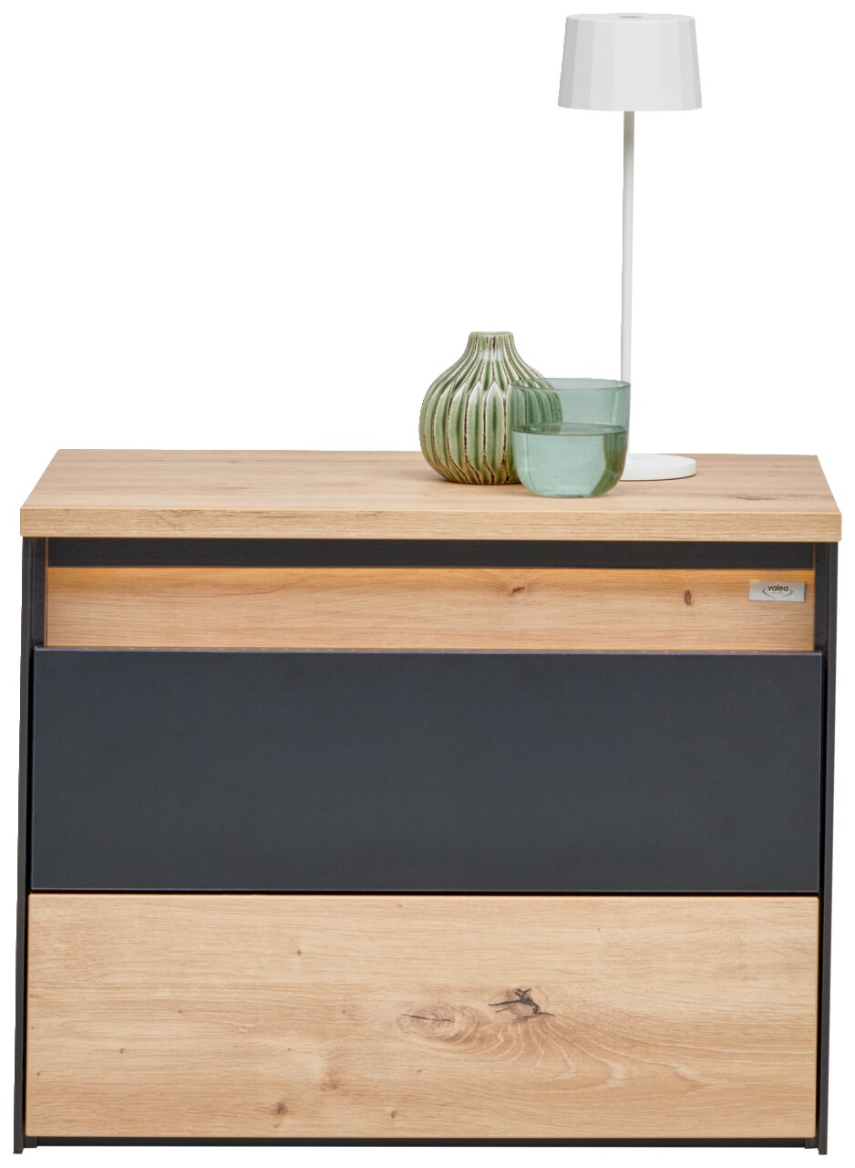 Modern nachtkastje met houten en donkergrijze elementen, versierd met een witte lamp en twee glazen vazen, gezien van voren.