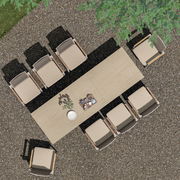 Garten Ausziehtisch mit acht Stühlen, von oben fotografiert, auf einem Kiesboden unter einem Baum.