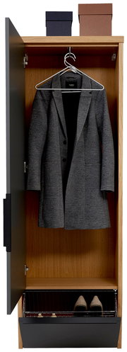 Offener Garderobenschrank aus Holz mit schwarzer Tür, Kleiderhaken und ausziehbarem Schuhkorb, frontal aus der Vorderansicht