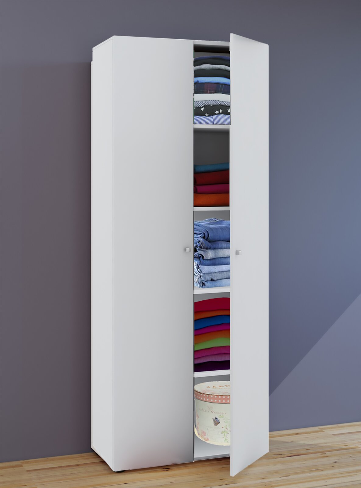 Weißer, hoher Kleiderschrank mit zwei Türen, eine Tür geöffnet und Regalfächer mit gefalteter Kleidung sichtbar, Perspektive: leicht von vorn in schräger Ansicht.