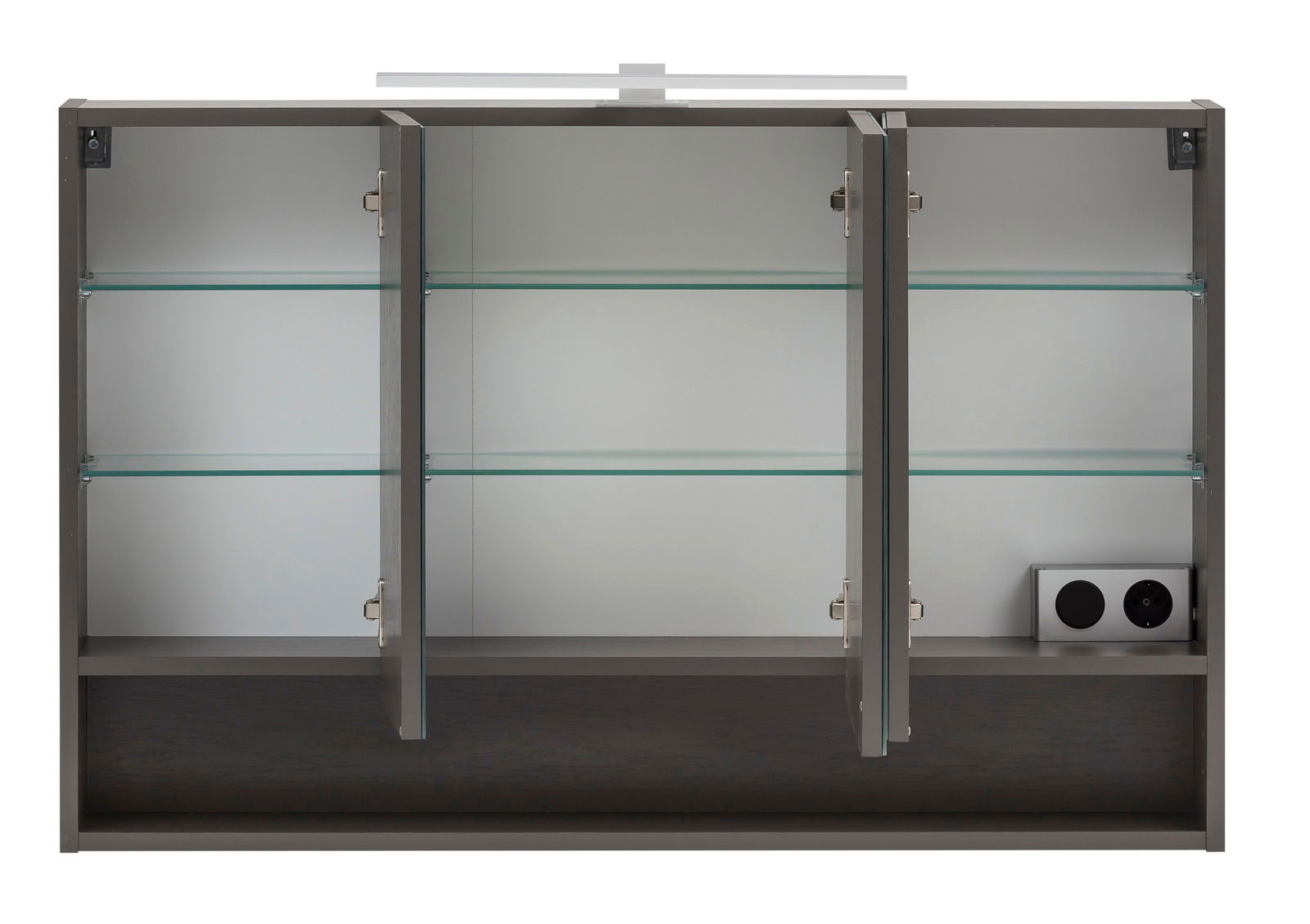 Moderner Spiegelschrank mit drei Türen, Glasregalen und integrierter Steckdose, frontal betrachtet.