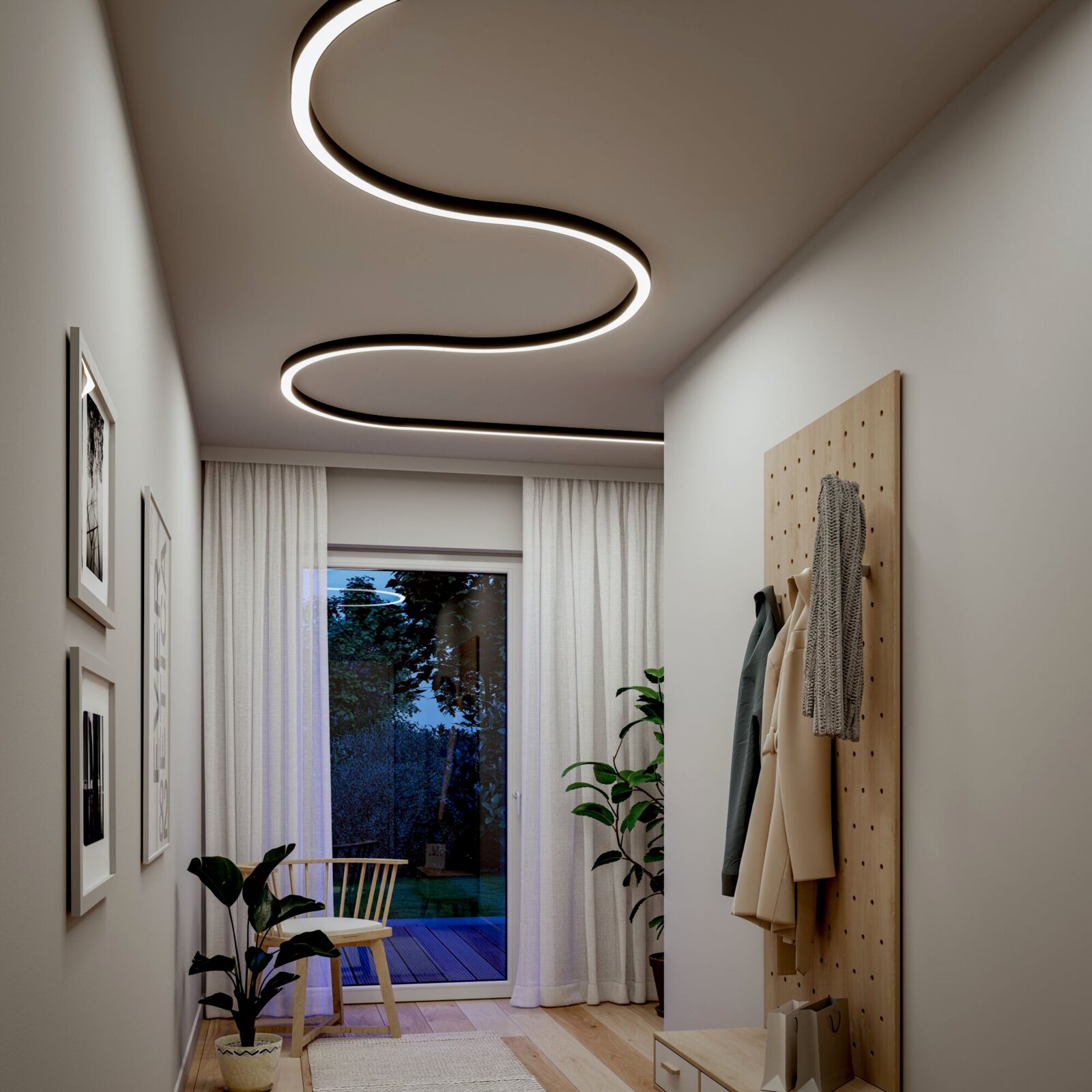 Moderne, geschwungene LED-Deckenleuchte als Lichtband in einem hellen Flur, warmweiß leuchtend; Perspektive: Blick schräg von unten entlang der Decke Richtung Fenster