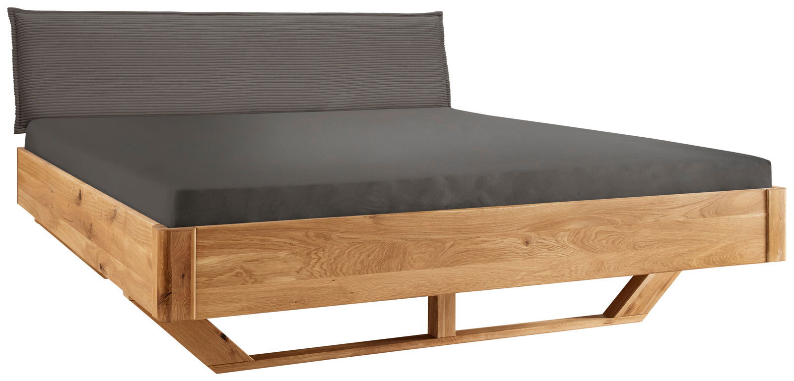 Massivholzbettgestell aus Eiche mit grauer Matratze und gepolstertem Kopfteil, seitliche Perspektive