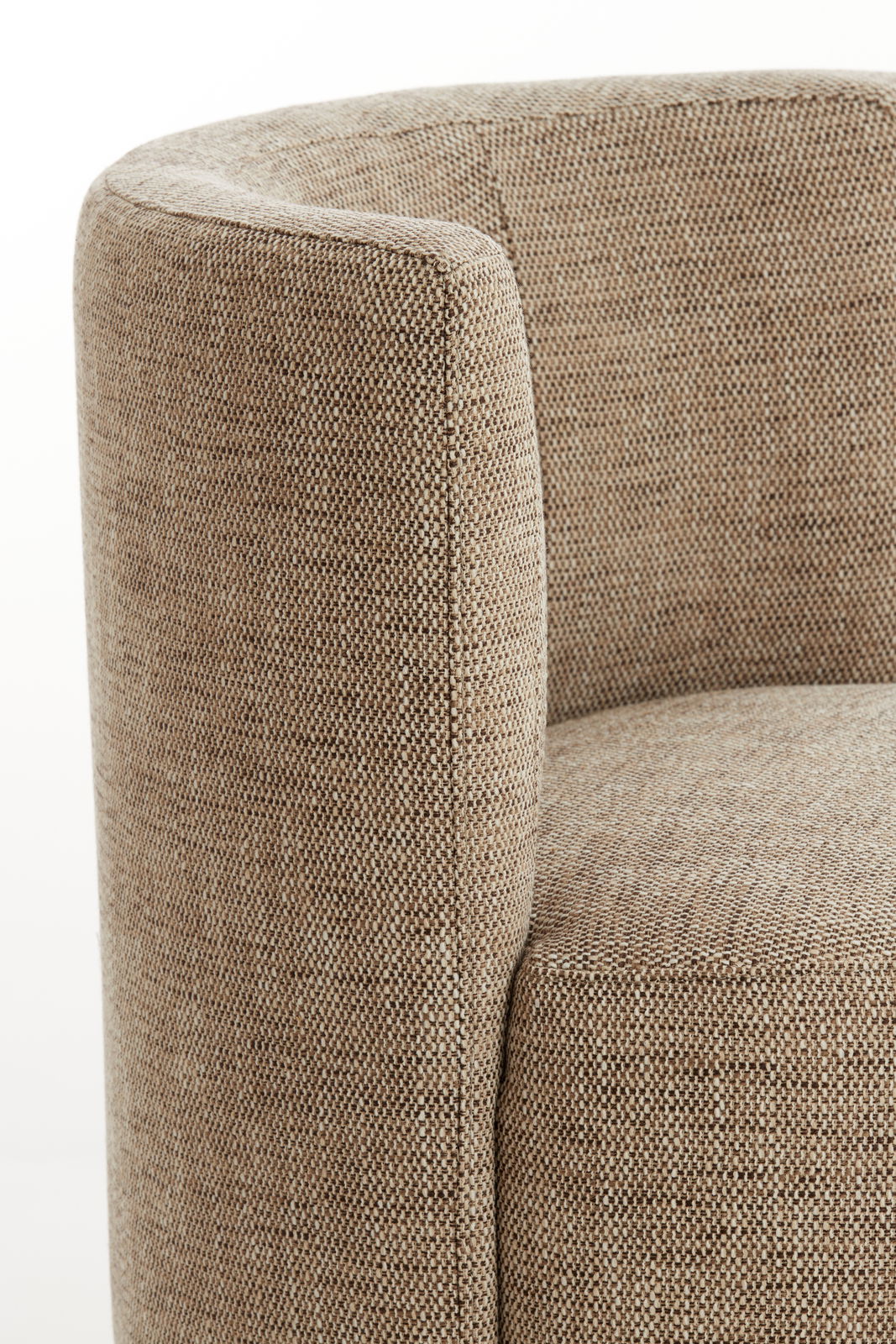 Nahaufnahme eines Sessels mit beigem Stoffbezug, seitliche Perspektive.