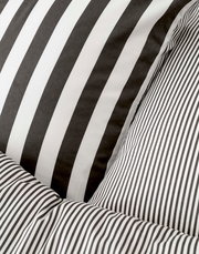 Bettwäsche mit schwarz-weißen Streifenmuster, Nahaufnahme