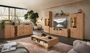 Wohnzimmer mit moderner Holzmöbelkombination, bestehend aus Sideboard, Highboard, TV-Board und Couchtisch in natürlicher Holzoptik. Perspektive von vorne.