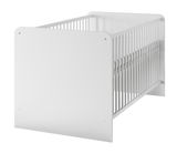 Weißes Babybett aus Holz, seitliche Perspektive