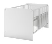 Weißes Babybett aus Holz, seitliche Perspektive