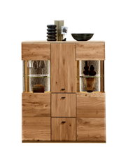 Frontaanzicht van een massief houten dressoir/vitrinekast met twee glazen vitrinedeuren en binnenverlichting, met decoratieve vazen en een schaal bovenop tegen een witte achtergrond