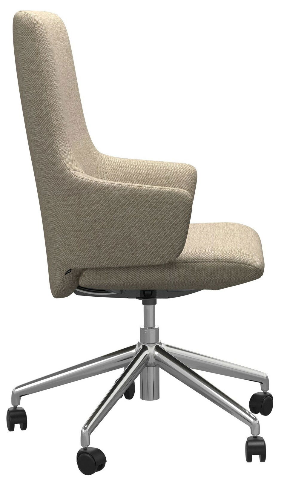 Seitenansicht eines beigen Home Office Sessels mit Armlehnen und verchromtem Drehfuß auf Rollen.