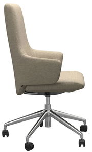 Seitenansicht eines beigen Home Office Sessels mit Armlehnen und verchromtem Drehfuß auf Rollen.