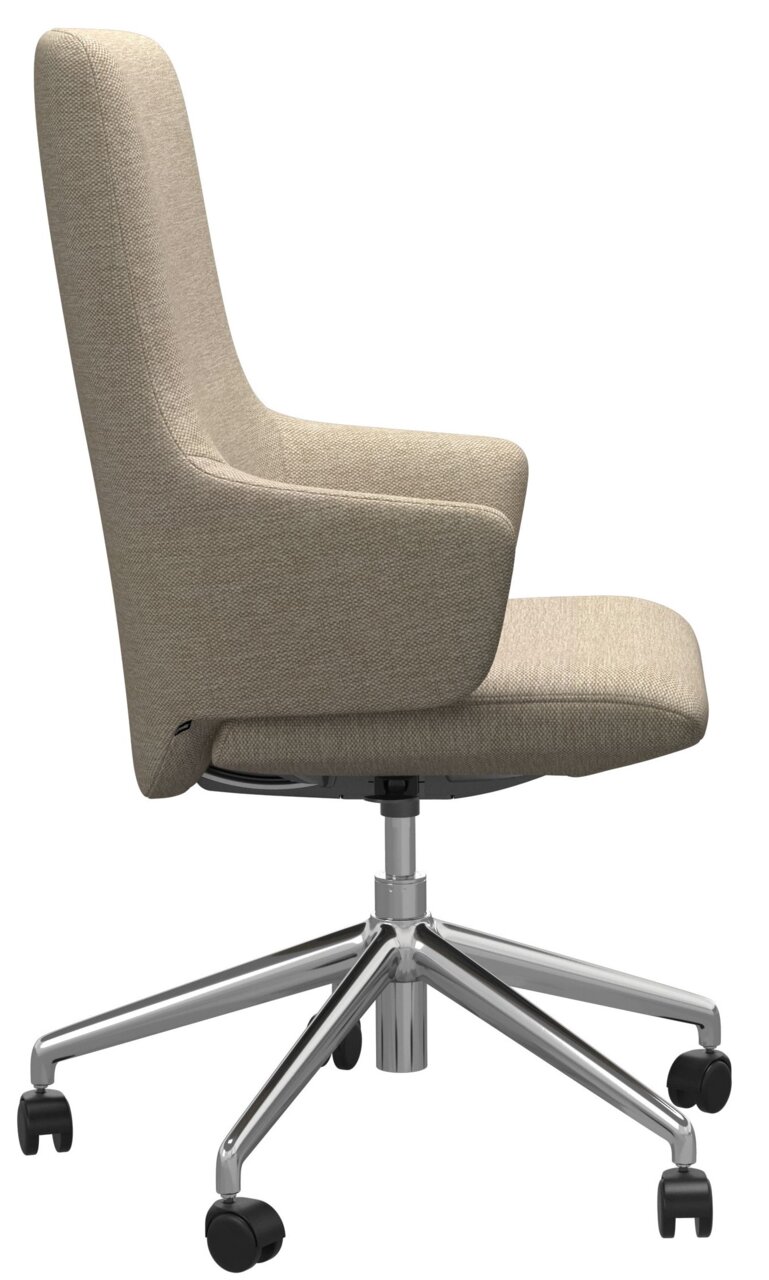 Zijaanzicht van een beige thuiskantoorstoel met armleuningen en een verchroomd draaipootstel op wieltjes.
