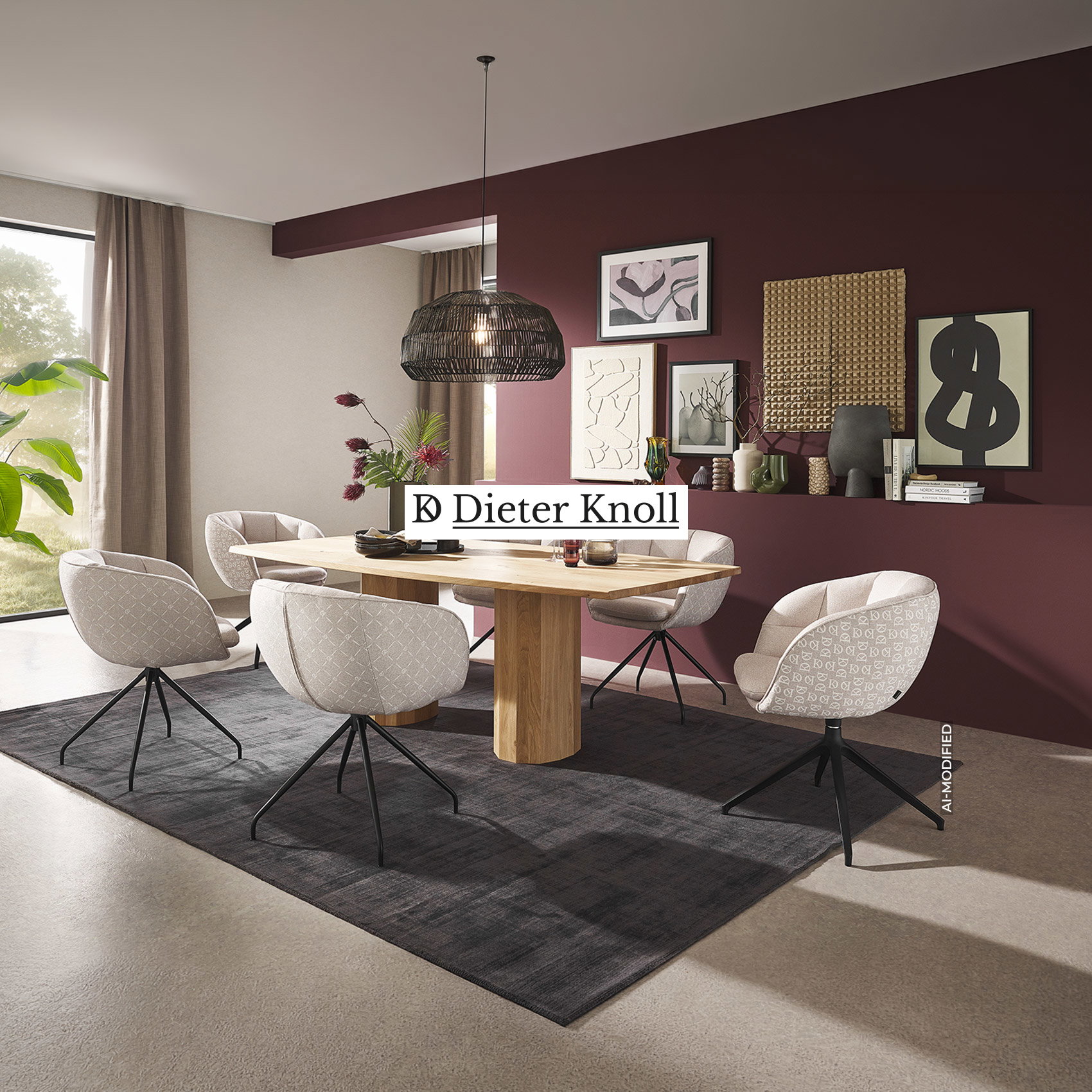 Essbereich mit Holztisch, Polsterstühlen und bordeauxfarbener Akzentwand (KI-modifiziert)