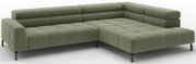 Olijfgroene L-vormige hoekbank met chaise longue rechts, doorgestikte kussens en zwarte poten, getoond in schuin vooraanzicht op witte achtergrond