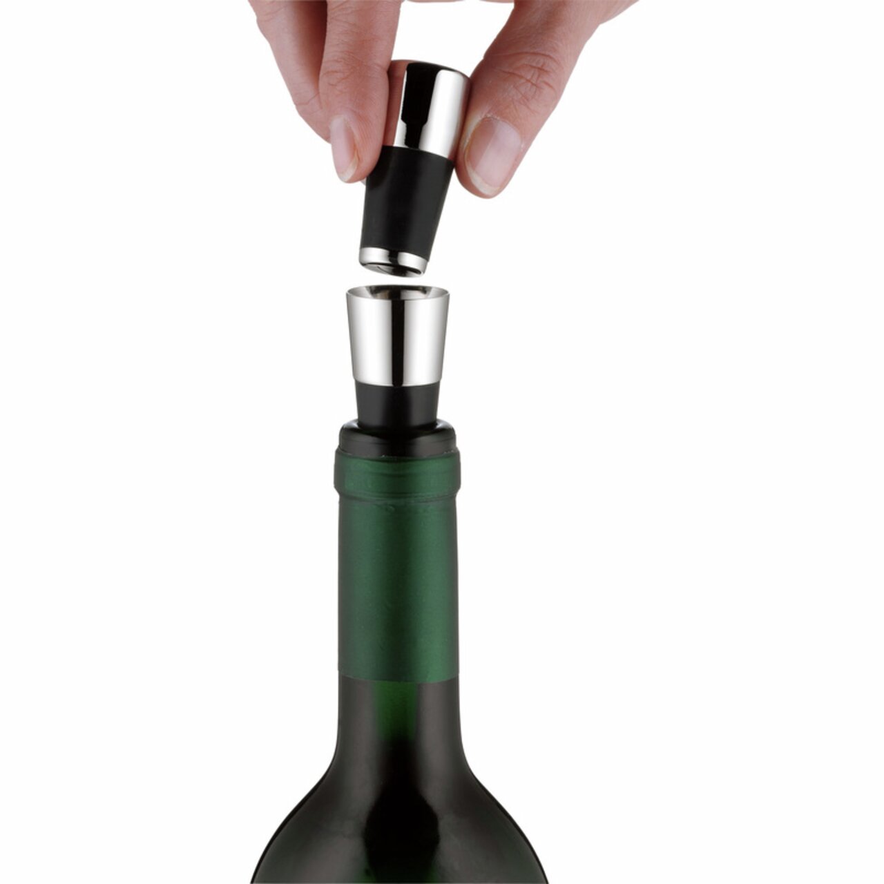 Weinausgießer mit Verschluss, der auf einer Weinflasche angebracht ist, aus der Perspektive von vorne gesehen.